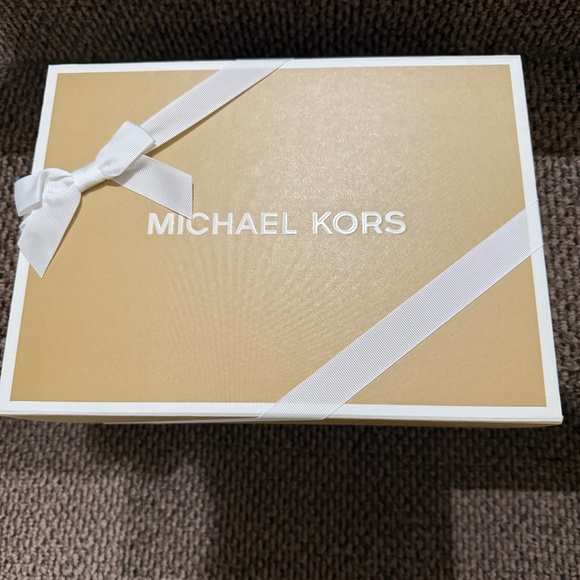 🎁 Elegant Michael Kors Gift Box – Perfect for Gifting - Picture 3 of 3